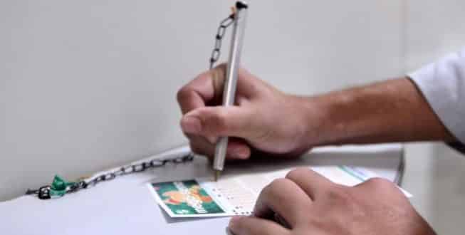 Nas lotéricas, é comum uma caneta ser disponibilizada para a realização de apostas