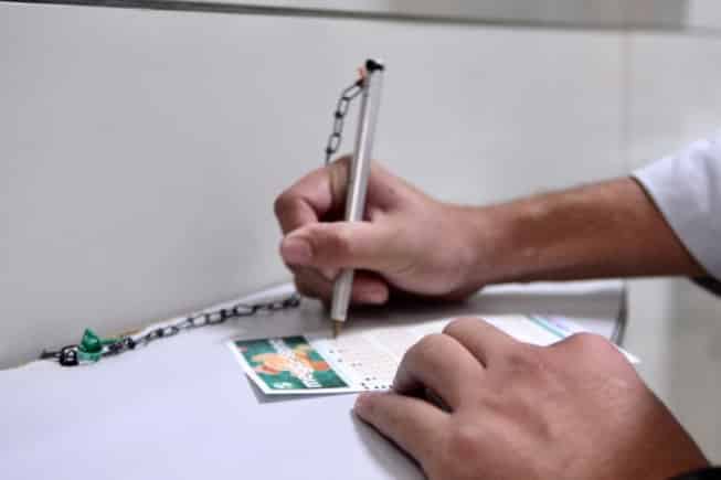 Nas lotéricas, é comum uma caneta ser disponibilizada para a realização de apostas