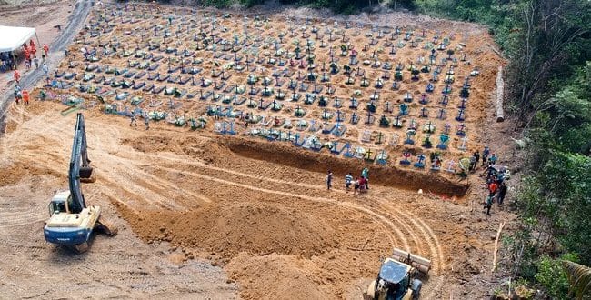 Manaus começa a enterrar as vítimas do coronavírus em valas comuns