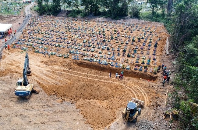 Manaus começa a enterrar as vítimas do coronavírus em valas comuns