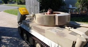 Adolescente viraliza após usar tanque de guerra para pôr lixo fora de casa na Austrália
