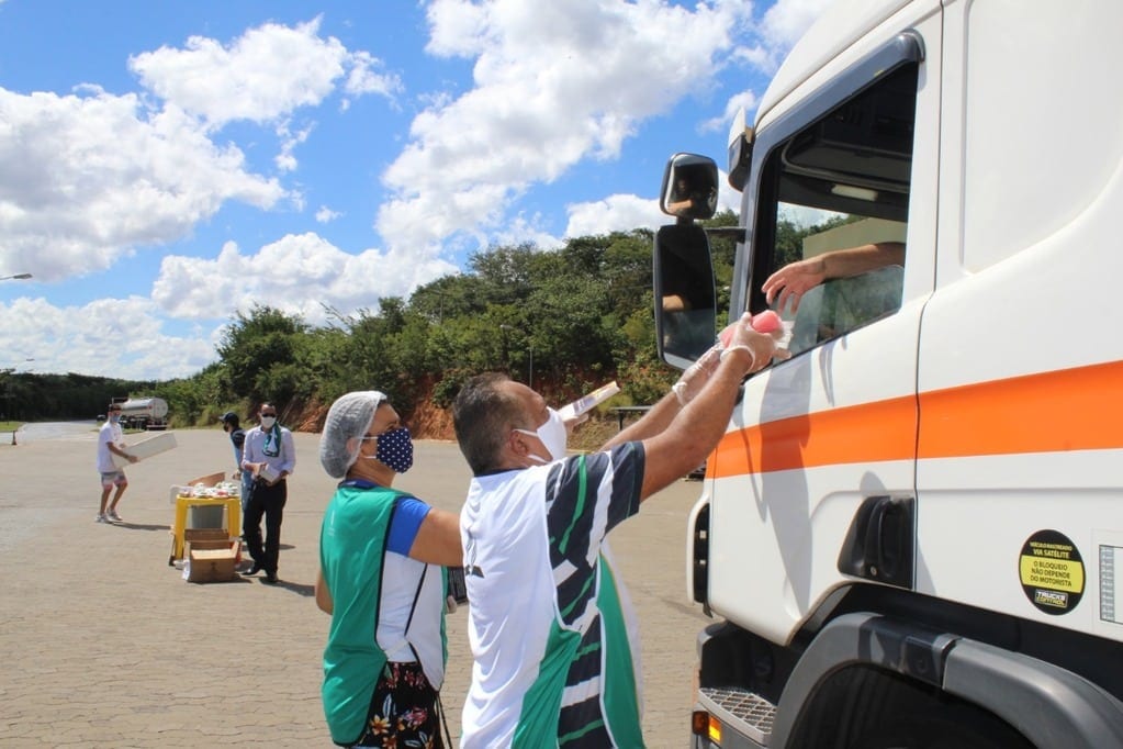 Montes Claros - Voluntários se unem e distribuem marmitas para caminhoneiros em Montes Claros
