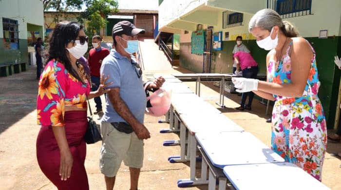 Montes Claros - Cestas básicas começam a ser distribuídas para famílias de alunos das escolas municipais