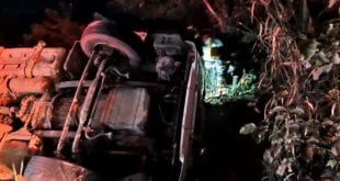 Montes Claros - Caminhão carregado de banana tomba em Montes Claros deixando um ferido grave