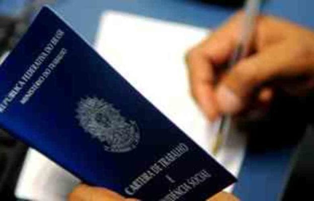 Brasil fecha mais de 860 mil postos de trabalho em abril