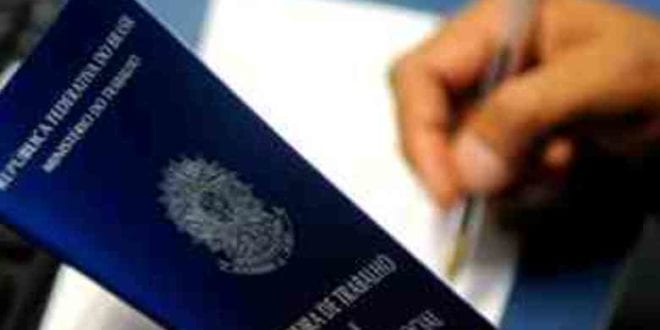 Brasil fecha mais de 860 mil postos de trabalho em abril