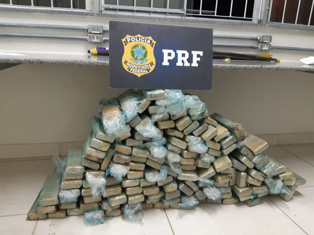 Montes Claros - PRF apreende 100 kg de maconha na BR-365 em Montes Claros