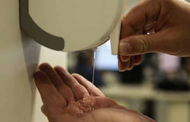 MG - Parceria entre SENAI e UFMG produz 25 mil litros de álcool 70% para hospitais públicos, asilos e creches