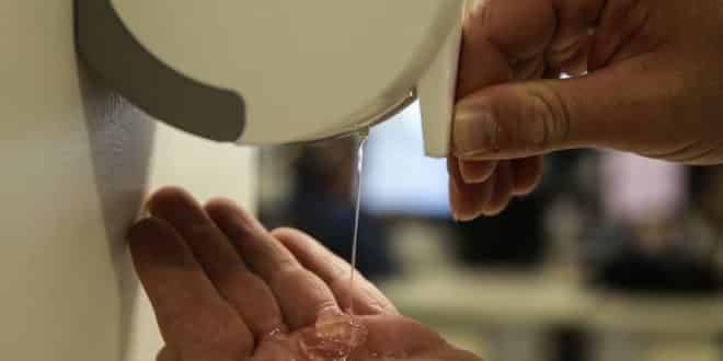 MG - Parceria entre SENAI e UFMG produz 25 mil litros de álcool 70% para hospitais públicos, asilos e creches