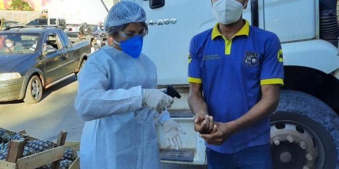 Montes claros - Prefeitura de Moc distribui máscaras e álcool em gel para caminhoneiros e outros condutores