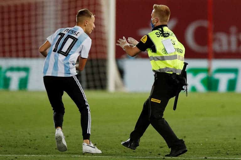Jovem invade partida e é detido pelo segurança. Imagem: Divulgação