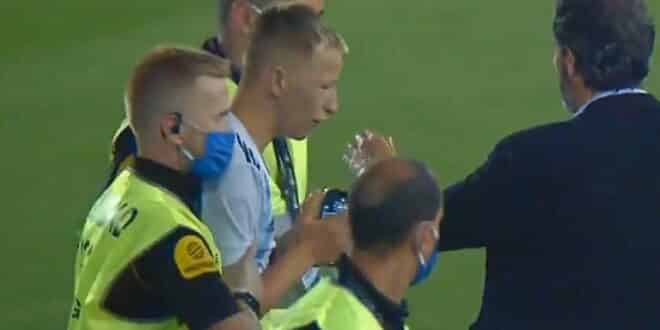 Torcedor estava sem máscara e foi detido pelos seguranças. Imagem: Reprodução