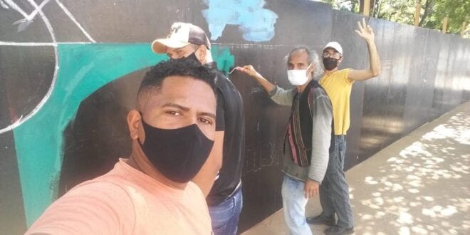 Montes Claros - Ação coletiva embeleza os tapumes da Praça da Matriz com desenhos artísticos e poemas