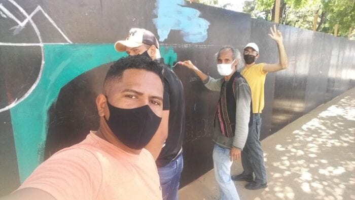 Montes Claros - Ação coletiva embeleza os tapumes da Praça da Matriz com desenhos artísticos e poemas