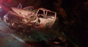 Carros bateram de frente. Condutor de um dos veículos morreu na hora e ficou preso às ferragens