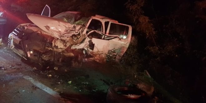 Carros bateram de frente. Condutor de um dos veículos morreu na hora e ficou preso às ferragens