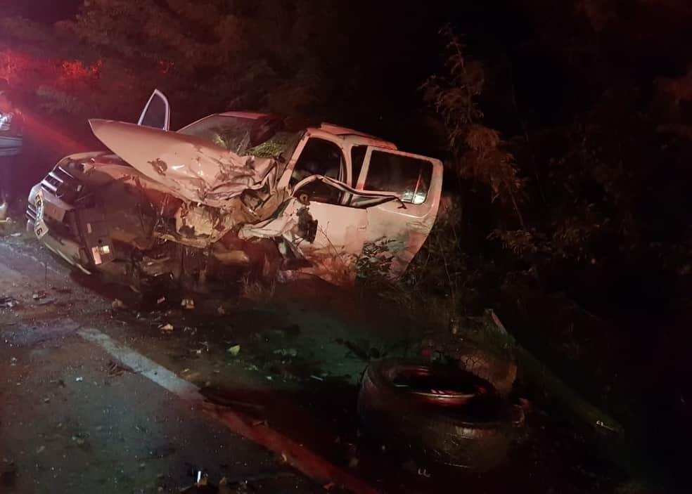 Carros bateram de frente. Condutor de um dos veículos morreu na hora e ficou preso às ferragens