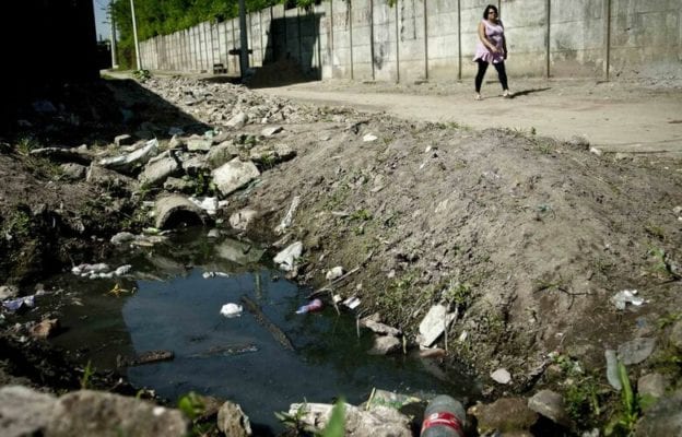 Mais da metade do esgoto gerado no Brasil volta ao meio ambiente sem tratamento