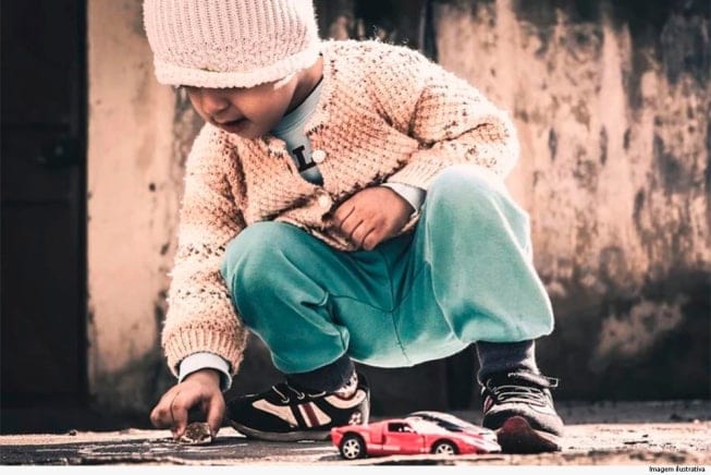 Garoto participava de atividade na creche quando foi atingido por fio elétrico solto e desencapado