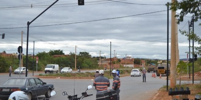Montes Claros - Implantação de semáforos vai garantir segurança na avenida do Córrego das Melancias