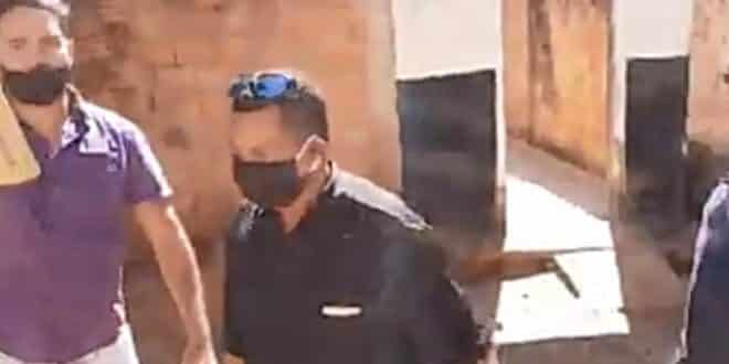 Vereador João Paulo Bispo (blusa roxa) (PSB) discute com líder comunitário Maurisan Oliveira, que realiza a gravação