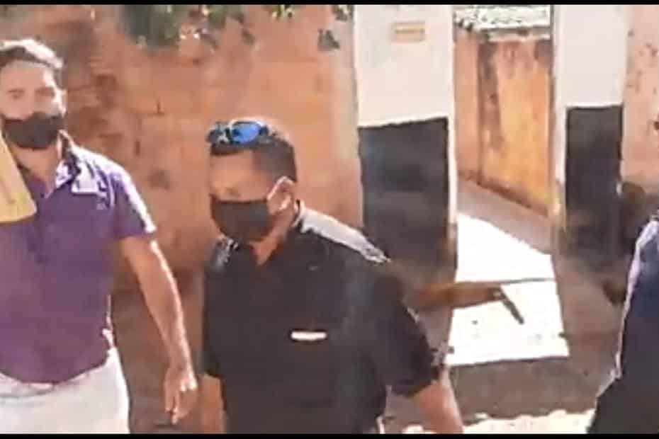 Vereador João Paulo Bispo (blusa roxa) (PSB) discute com líder comunitário Maurisan Oliveira, que realiza a gravação