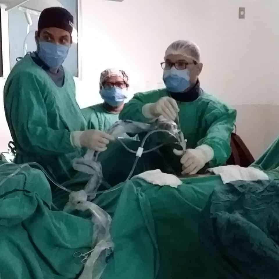 A equipe médica no momento do procedimento