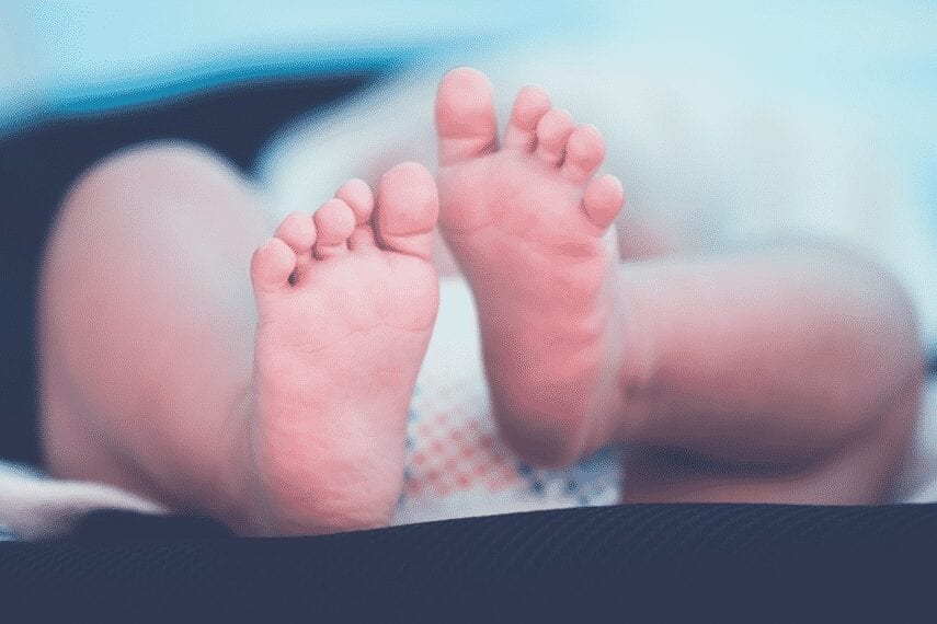 Bebê morre de Covid-19 após ser contaminado por vizinhos que o visitaram