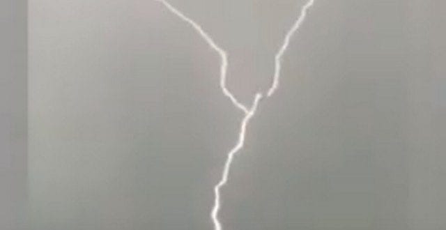 Avião é atingindo por três raios e vídeo flagra o momento, veja o vídeo