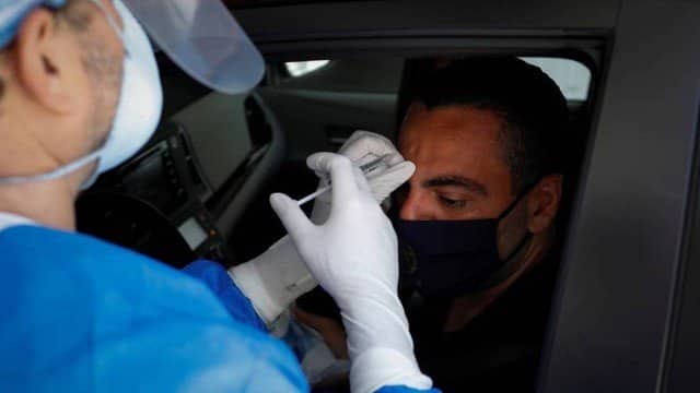 Cirurgião estadunidense está realizando procedimentos estéticos em sistema drive-thru