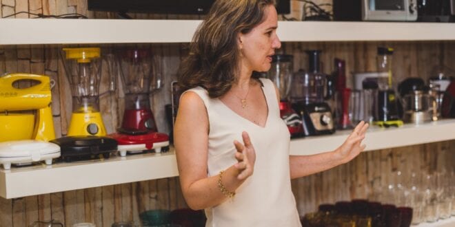 A consultora de empresas, Priscilla Moreira, destaca o bom atendimento como fator decisivo na retomada da economia local