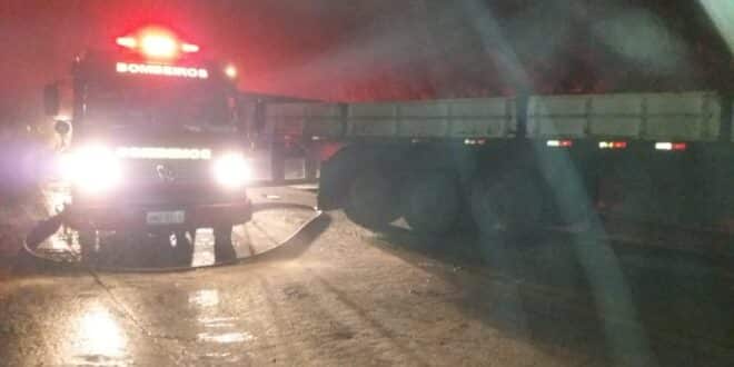 Norte de Minas - Carreta bate em barranco e pega fogo em Salinas