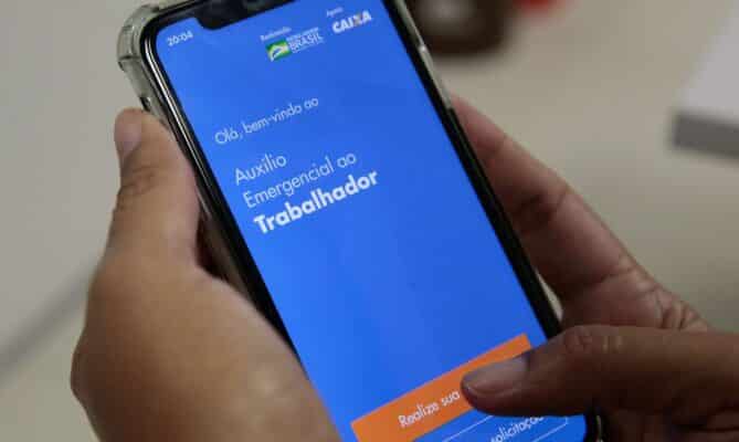 Auxílio Emergencial beneficia mais da metade da população do país