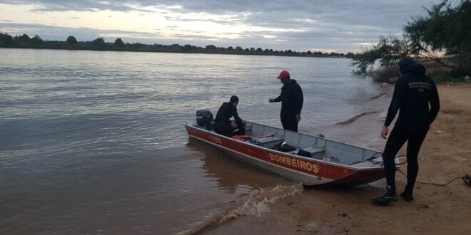 Norte de Minas - Bombeiros fazem buscas por adolescente que se afogou no Rio São Francisco