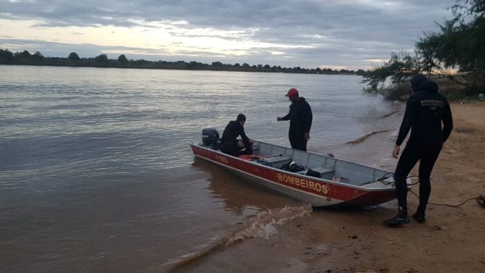 Norte de Minas - Bombeiros fazem buscas por adolescente que se afogou no Rio São Francisco