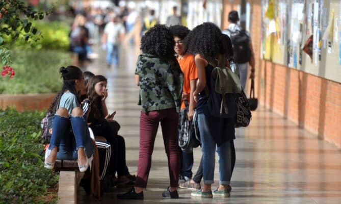 Ainda sem data de retorno, MEC lança protocolo de segurança para volta às aulas