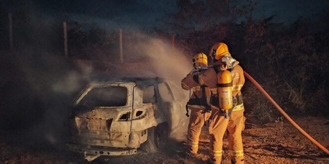 Norte de Minas - Veículo de passeio pega fogo após acidente em Novorizonte