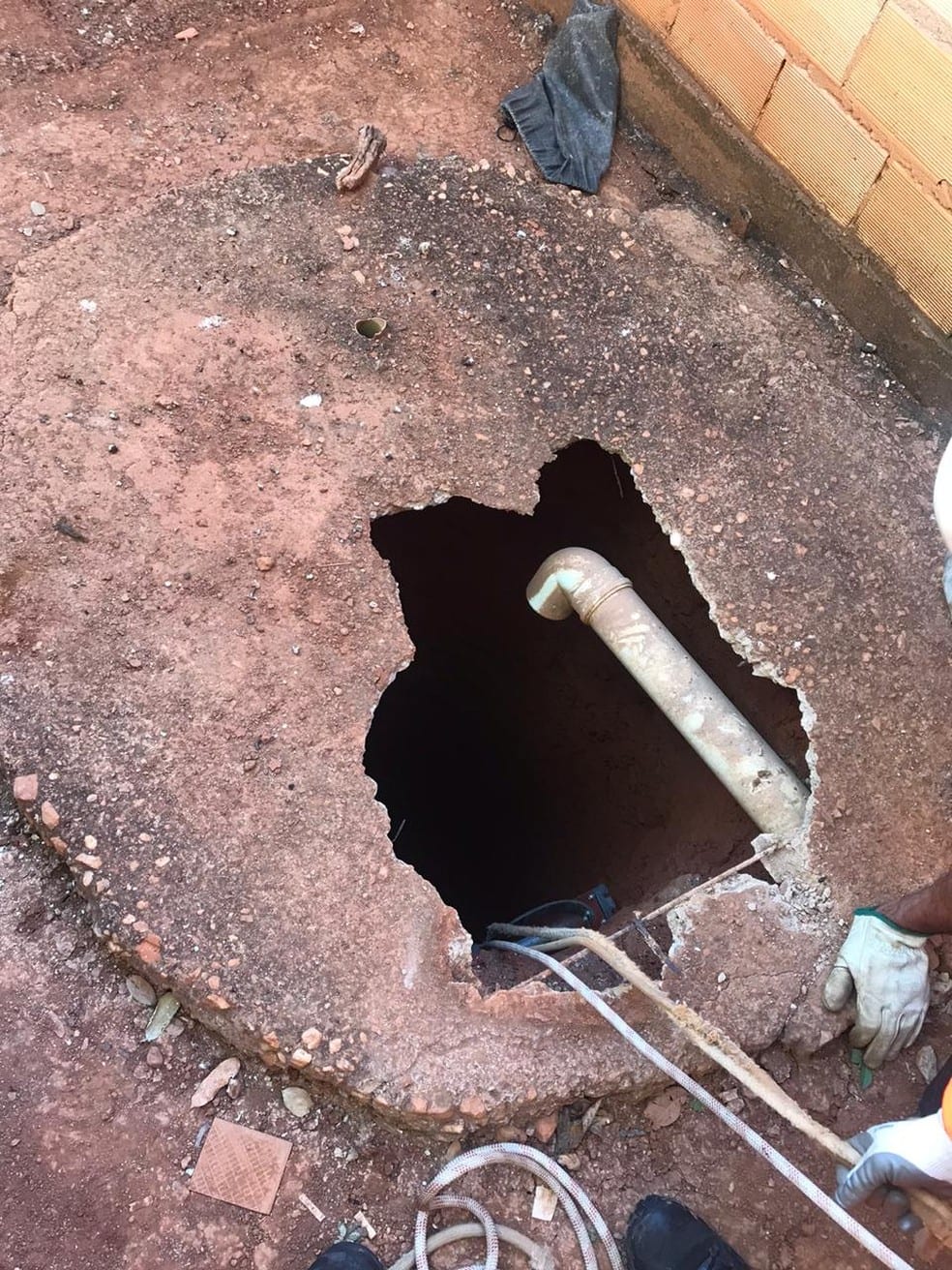 Norte de Minas - Mulher cai em fossa de oito metros de profundidade em Guaraciama