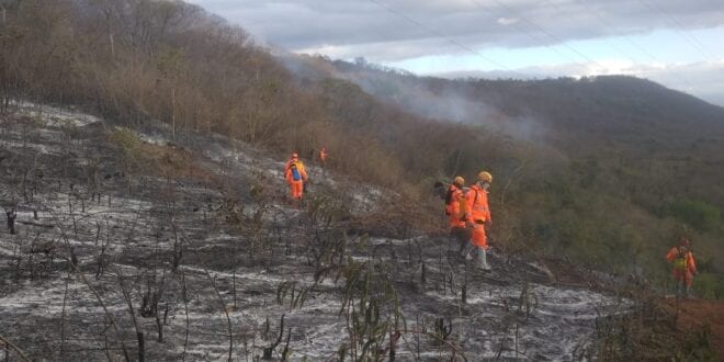 Montes Claros - Bombeiros reiniciam trabalhos de prevenção, monitoramento e combate a Incêndios na Serra do Mel