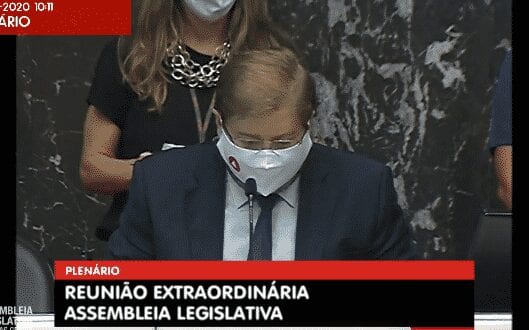Presidente da ALMG, Agostinho Patrus (PV) comandou a reunião presencialmente e demais deputados participaram de forma remota