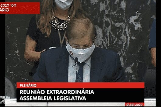Presidente da ALMG, Agostinho Patrus (PV) comandou a reunião presencialmente e demais deputados participaram de forma remota