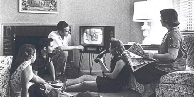 Desde o seu surgimento, em 1950, a televisão testemunha e massifica as transformações na sociedade brasileira