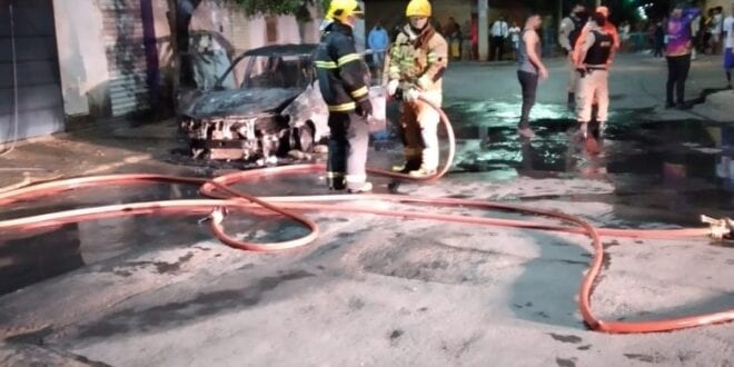 Montes Claros - Carro pega fogo no bairro Major Prates em Montes Claros