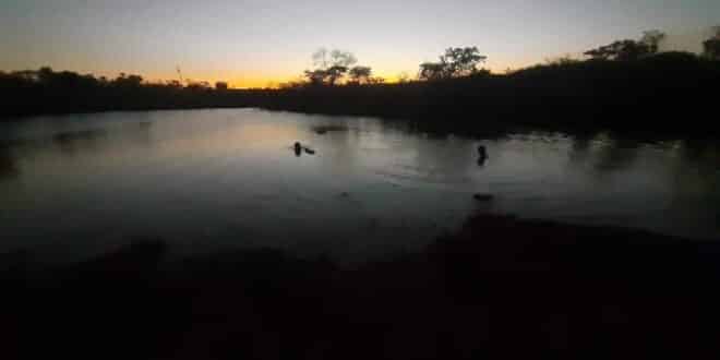 Testemunhas contaram que três crianças nadavam quando duas delas submergiram e não foram mais vistas. Buscas começaram nessa segunda-feira e foram retomadas nesta terça.