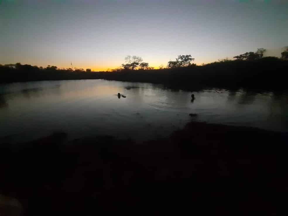 Testemunhas contaram que três crianças nadavam quando duas delas submergiram e não foram mais vistas. Buscas começaram nessa segunda-feira e foram retomadas nesta terça.