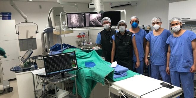 O médico Vinicius Pinheiro Santos junto com sua equipe antes de se iniciar o procedimento