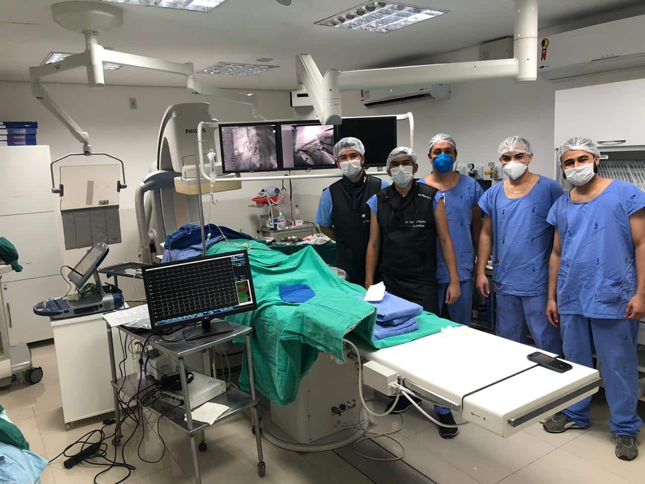 O médico Vinicius Pinheiro Santos junto com sua equipe antes de se iniciar o procedimento