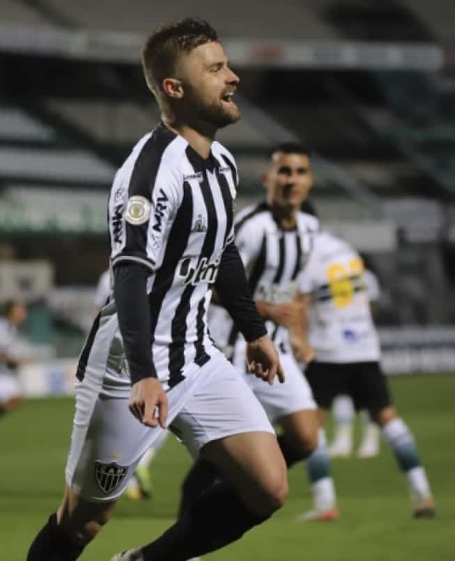 Brasileirão - Atlético Mineiro vence Coritiba por 1 a 0 e está de volta ao G-4
