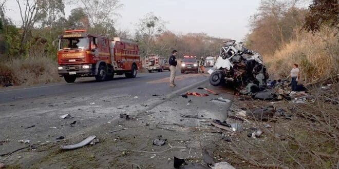 Norte de Minas - 12 pessoas de Januária morrem em acidente em Patos de Minas