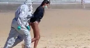 Salva-vidas diagnosticada com a Covid-19 é presa em praia após ser flagrada surfando; Veja o vídeo